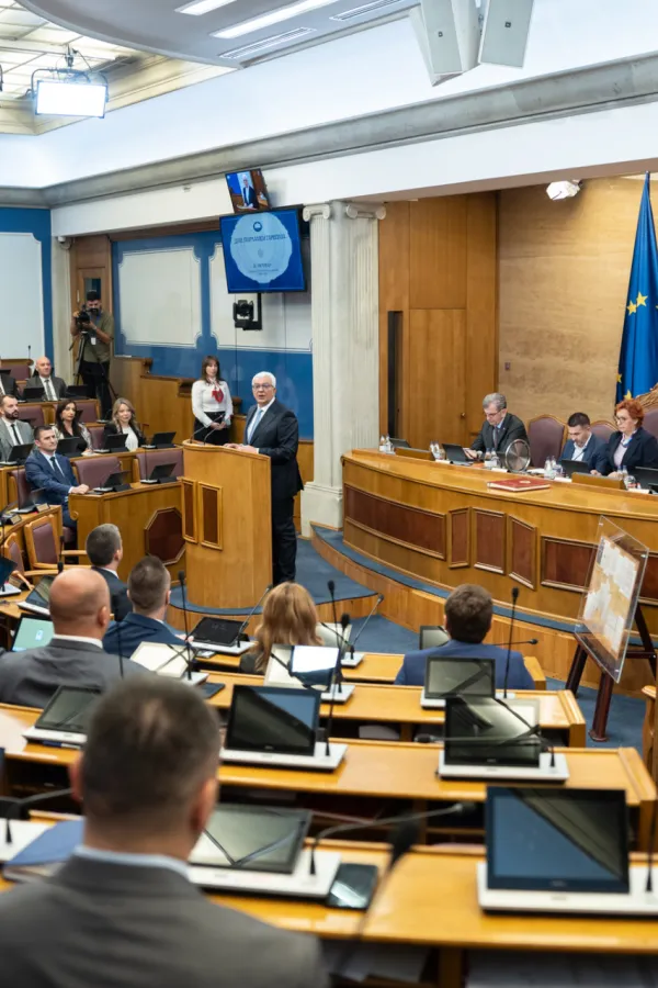 PES predao prijedlog zakona: Smanjenje finansiranja političkih subjekata radi podr&scaron;ke porodicama i djeci