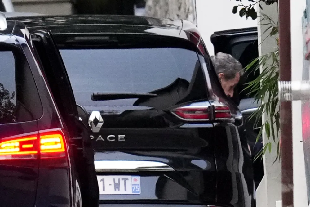 (FOTO) Sarkozi iza&scaron;ao iz zatvora na uslovnu slobodu