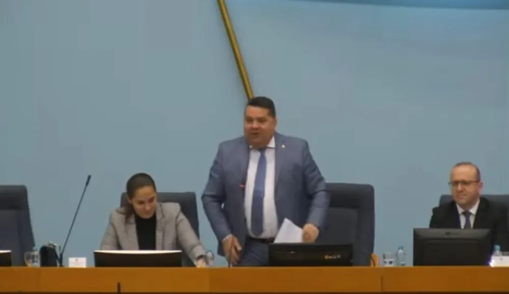 O&scaron;tar sukob u Narodnoj skup&scaron;tini RS: Te&scaron;ke riječi, letjeli papiri, poslanik izbačen iz sale