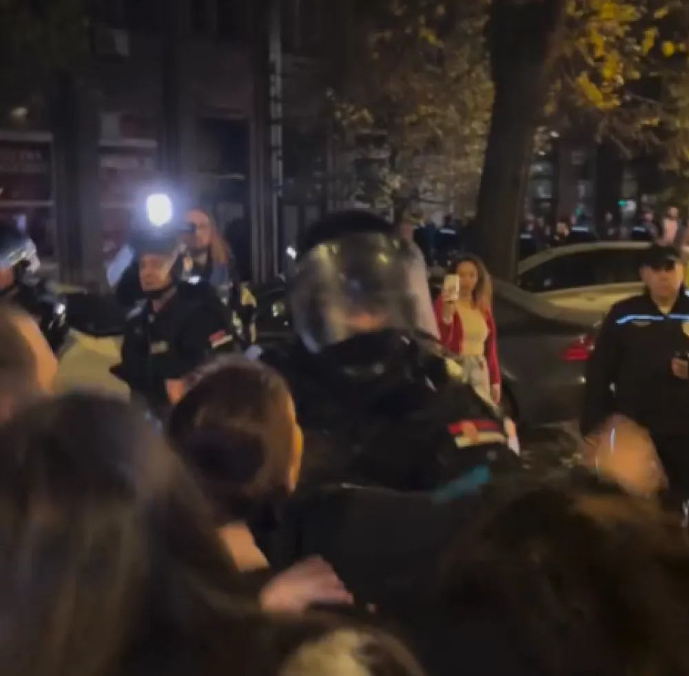Policajac sa fantomkom snimljen kako tuče ženu u Novom Sadu