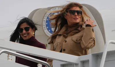 (FOTO/VIDEO) Melanija Tramp i U&scaron;a Vens prvi put putuju zajedno, do&scaron;le u posjetu porodicama vojnika