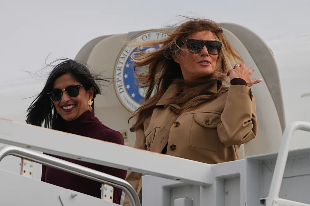 (FOTO/VIDEO) Melanija Tramp i U&scaron;a Vens prvi put putuju zajedno, do&scaron;le u posjetu porodicama vojnika