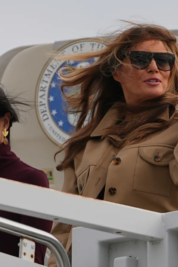 (FOTO/VIDEO) Melanija Tramp i U&scaron;a Vens prvi put putuju zajedno, do&scaron;le u posjetu porodicama vojnika