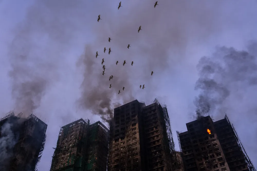 Hongkong: 83 žrtve požara, traga se za oko 300 nestalih