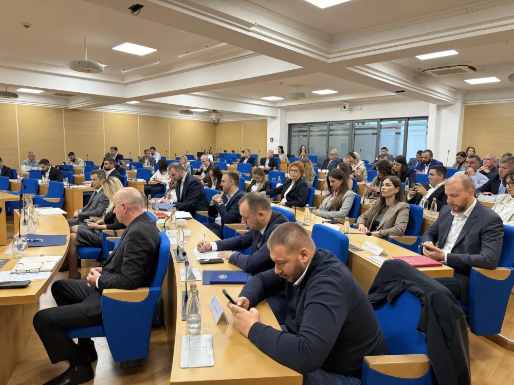 Odbornici sami sebi uvećavaju naknade sa 250 na 400 eura