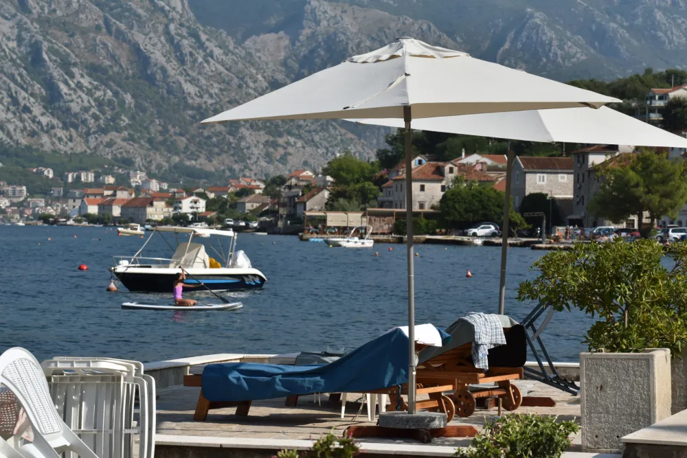 Turizam, ugostiteljstvo, gost, gosti, odmor, putovanje, brod, camac, vodeni saobracaj, lezaljke, ljeto, more, turisti, izdavanje, kotor, boka kotorska, boka, vrijeme, vremenska prognoza, apartmani, sobe, kupanje, suncanje, sunce, 