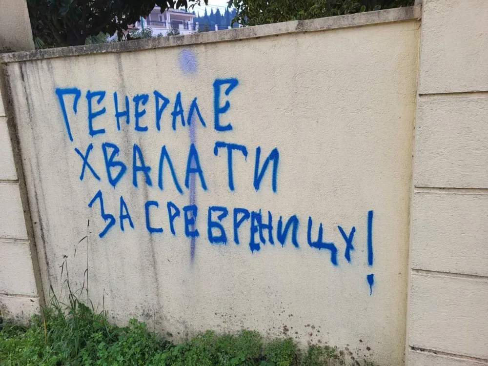 Na ogradi Ambasade BiH u Podgorici ispisana poruka "Generale, hvala ti za Srebrenicu"