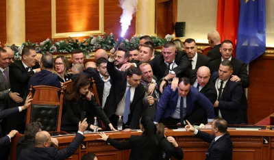 Albanski poslanici se potukli s čuvarima, palili baklje u dvorani parlamenta