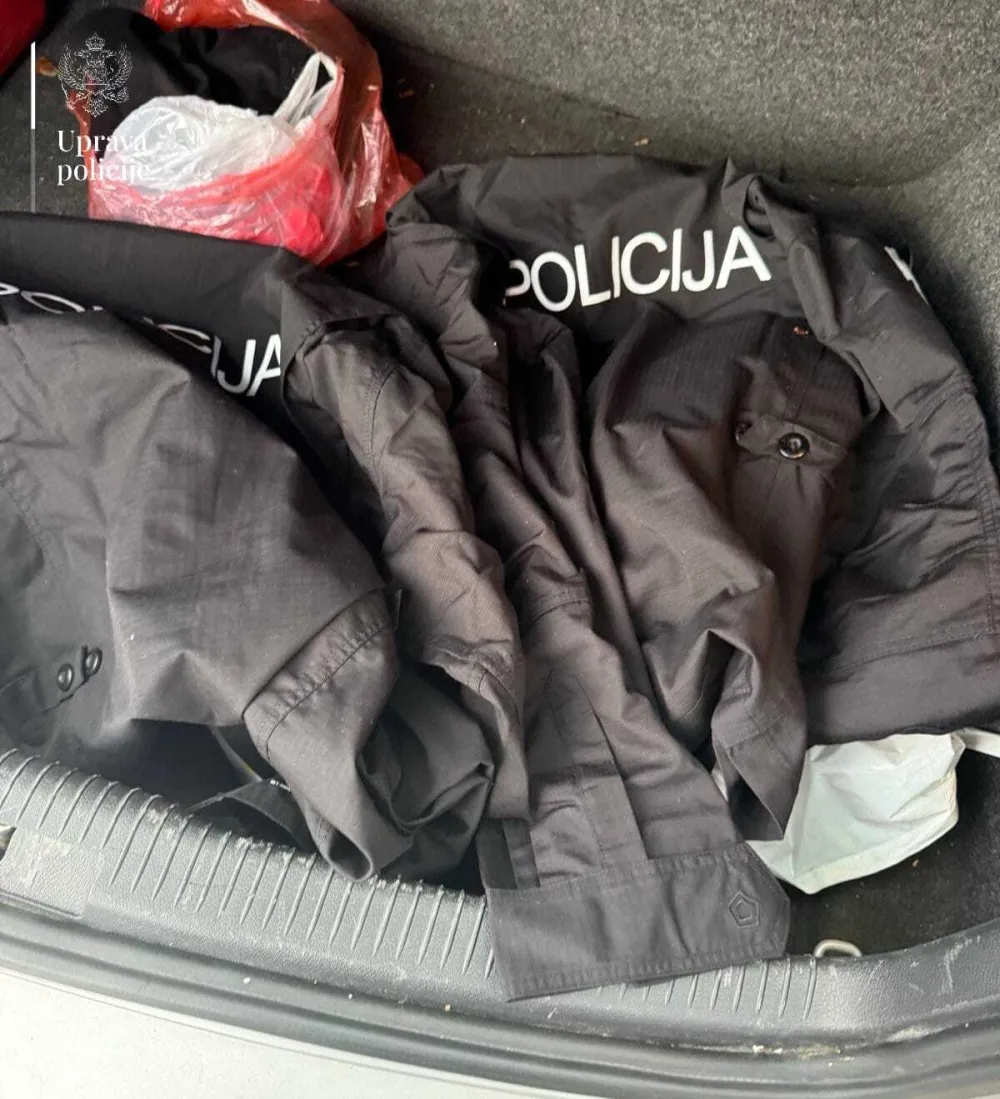 Policija kod OKG i OIL prona&scaron;la lažne policijske uniforme, telefon sa kripto za&scaron;titom, oduzeta tri vozila