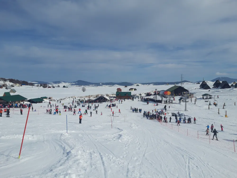 Nesreća na Savinom Kuku: Jedna osoba poginula, druga te&scaron;ko povrijeđena nakon pada iz korpe ski lifta