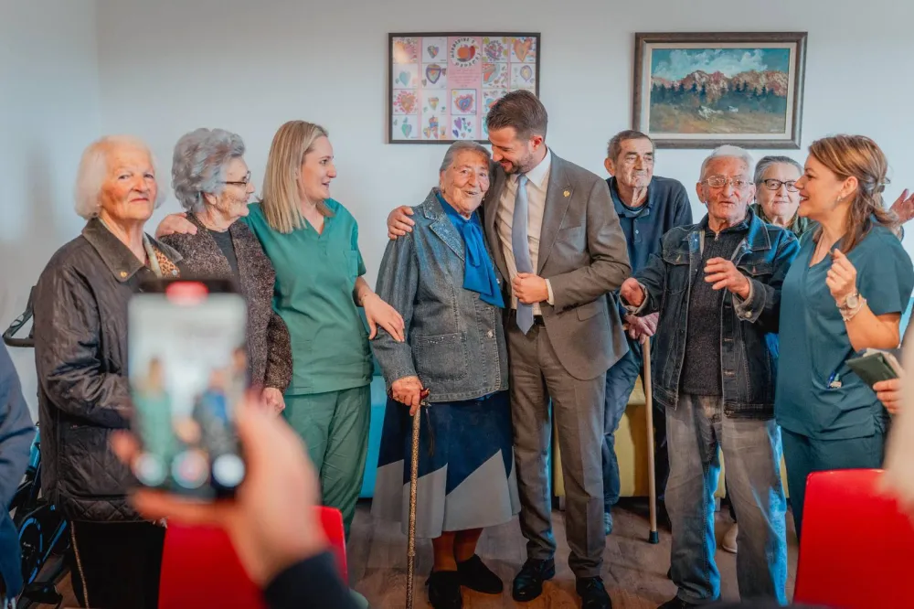Jakov MIlatović u posjeti Domu starih u Podgorici