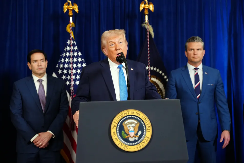 Predsjendik Tramp sa državnim sekretarima Markom Rubiom i Pitom Hegsetom na konferenciji za &scaron;tampu. (Tierney L. Cross/The New York Times)