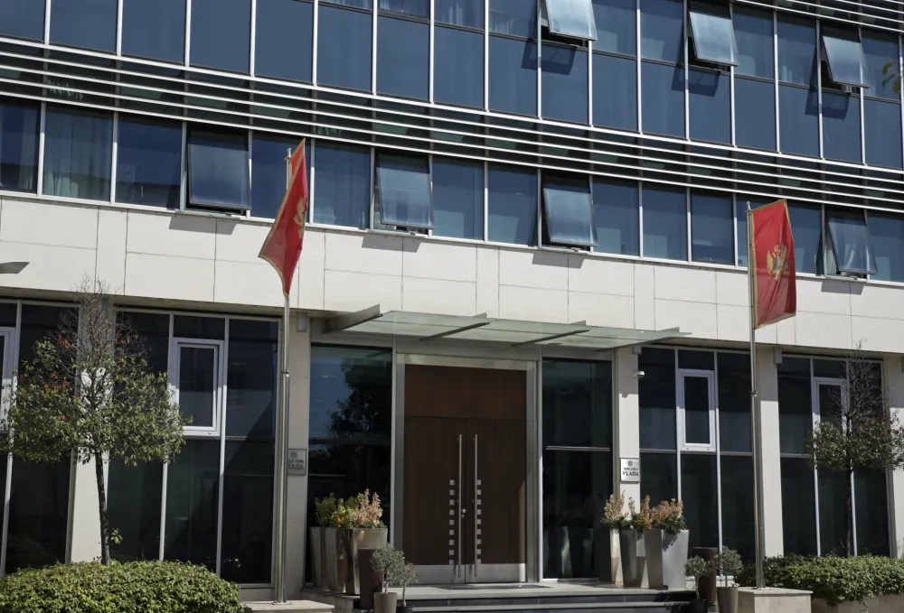 Koliko nas zaista ko&scaron;ta država: Plata po plata, agencija po agencija...