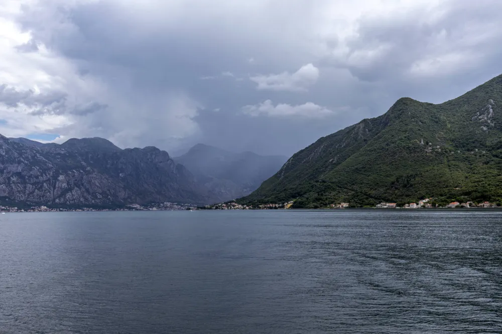 Pretežno oblačno, povremeno ki&scaron;a
