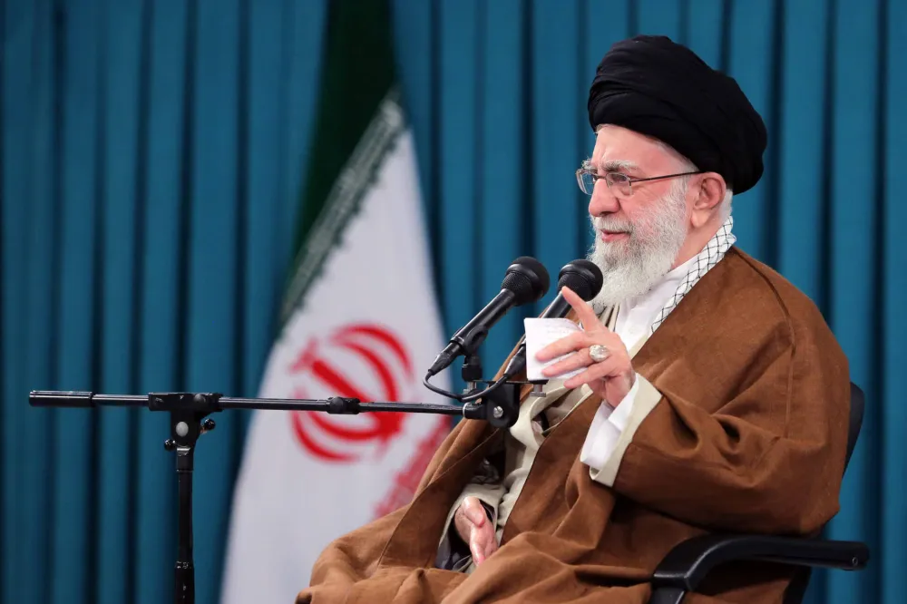 (VIDEO) Novi simbol pobune: Iranke pale cigarete slikama ajatolaha Hameneija