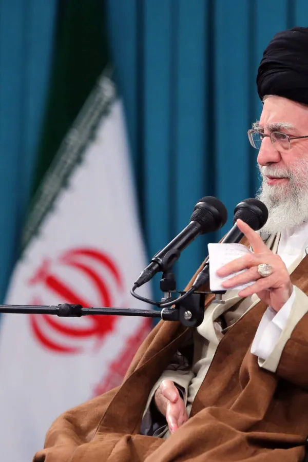 (VIDEO) Novi simbol pobune: Iranke pale cigarete slikama ajatolaha Hameneija