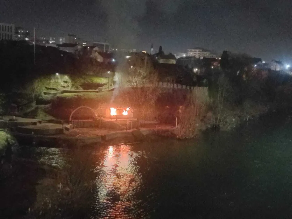 Zapalio se bar na Skalinama