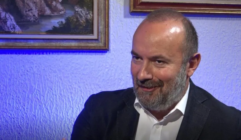 Pavićević &bdquo;Dan&rdquo;: Skretanje sa EU puta najvi&scaron;e bi &scaron;tetilo Spajiću