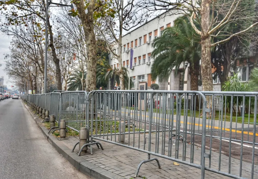 Za&scaron;titne ograde oko državnih institucija postale stalni inventar: Ograđeni od naroda