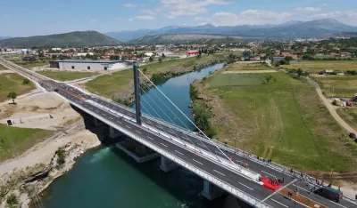 Uhap&scaron;eni Budvanin i Podgoričanin zbog vožnje suprotnom trakom na Bulevaru Luča