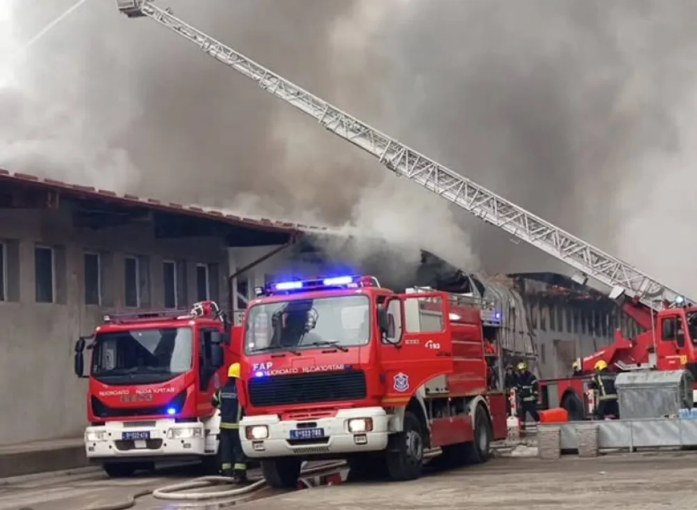 (VIDEO) Veliki požar u industrijskoj zoni u Novom Pazaru