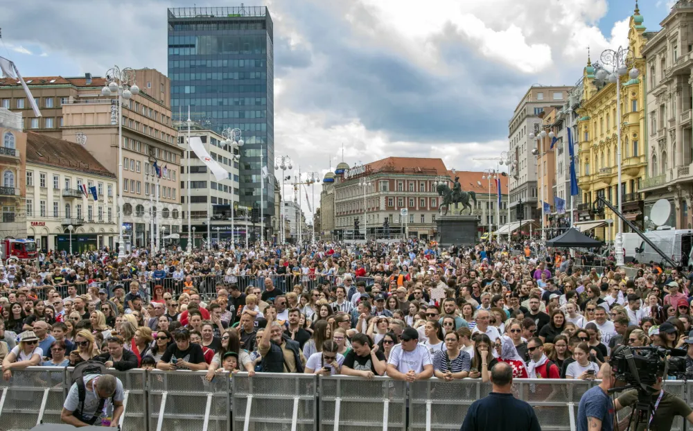 Zagrebom vijore zastave HOS-a, Tompson otpjevao zabranjenu pjesmu