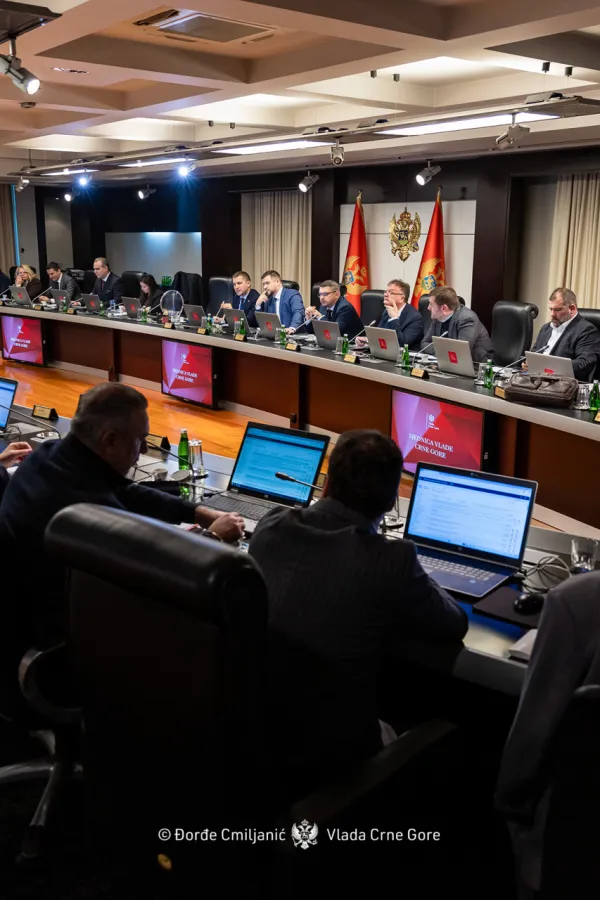 Za avio-karte i hotele tro&scaron;e tri i po miliona eura