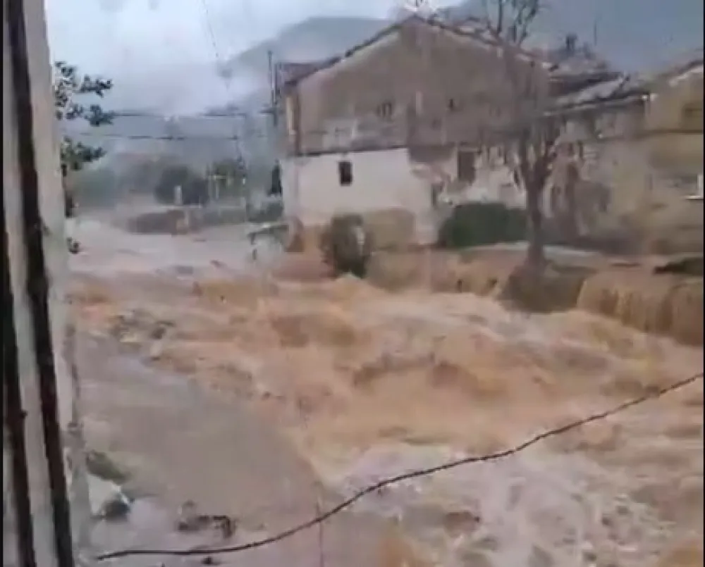 Poplave u &Scaron;paniji napravile vodopade: Bujice se slivaju niz zidine evakuisanog grada