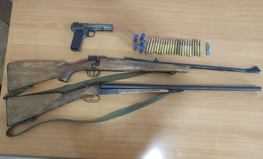 Policija prona&scaron;la&nbsp;pu&scaron;ke, pi&scaron;tolj, municiju i detonatorske kapisle