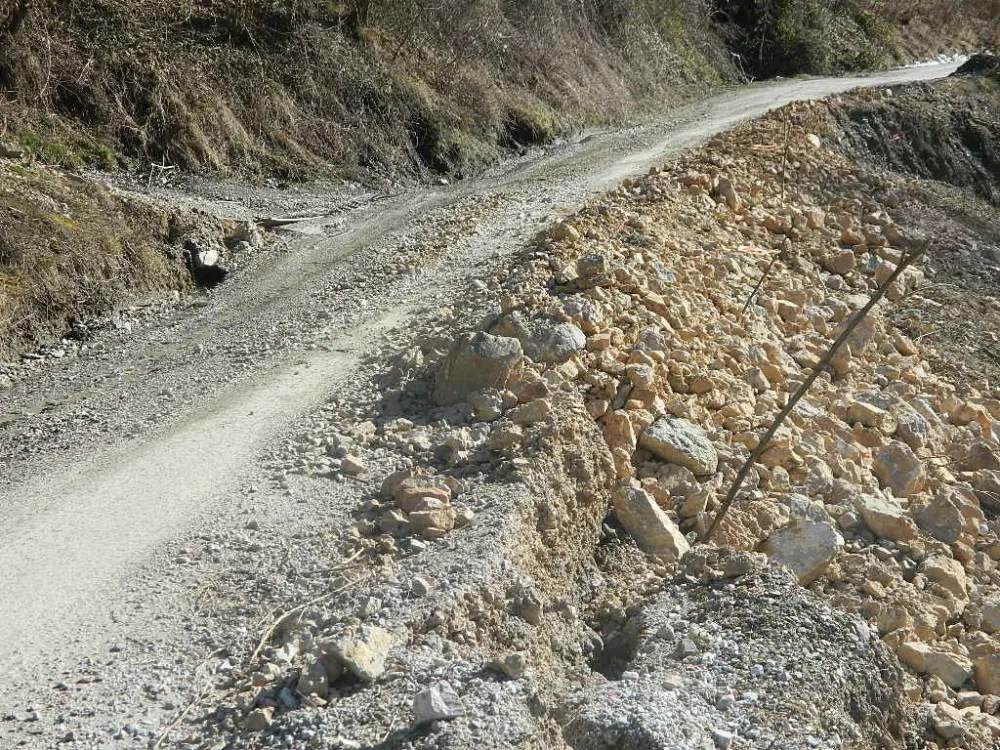 Na saobraćajnici Andrijevica &ndash; Konjuhe: Klizi&scaron;te ugrozilo put