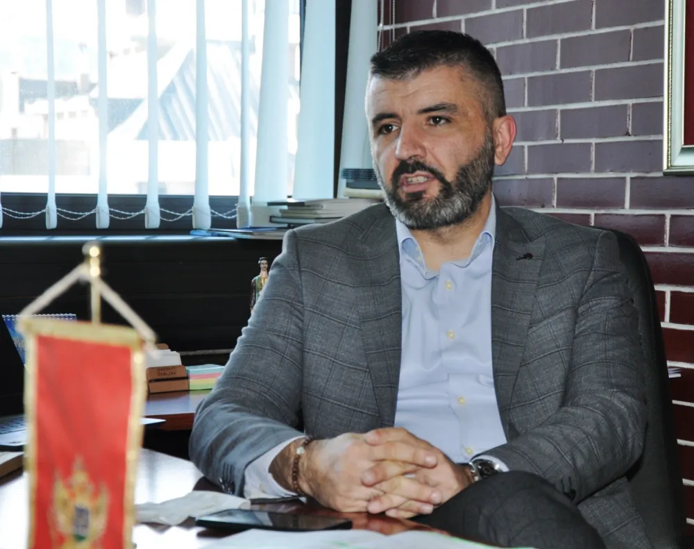 Žugić: Državna zastava je centralni simbol &ndash; uz nju samo crnogorska trobojka sa grbom iz perioda Kraljevine Crne Gore
