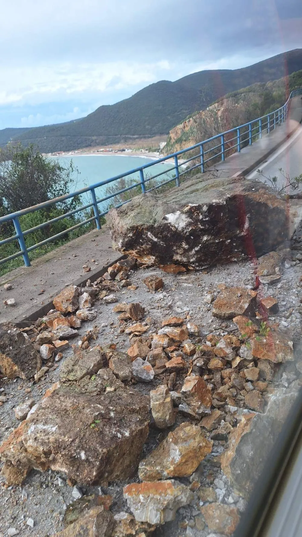 Odron kod Jaza, saobraća se naizmjenično