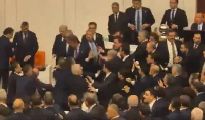Tuča poslanika u turskom parlamentu tokom polaganja zakletve novog ministra pravde