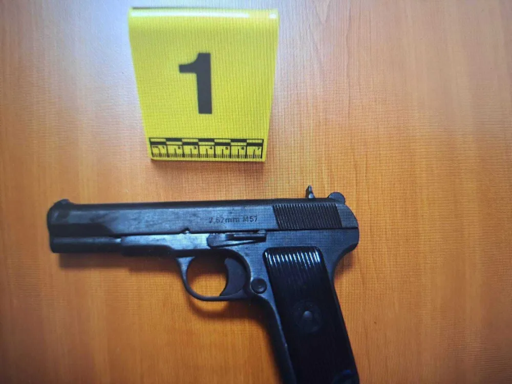 Policija Rožajama tokom pretresa prona&scaron;la i oduzela pi&scaron;tolj i tablete sa liste opojnih droga