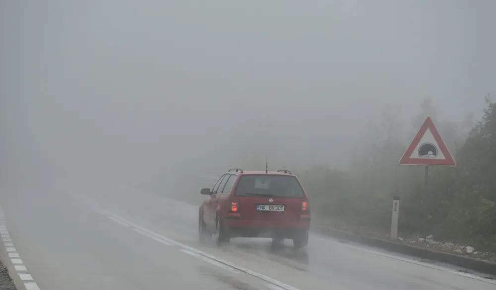 Saobraća se po pretežno mokrim putevima uz maglu mjestimično