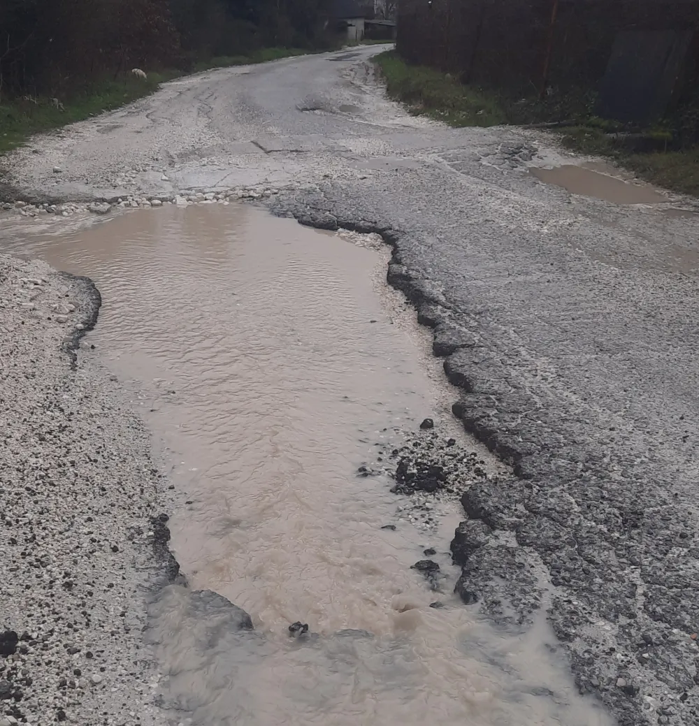 Mje&scaron;tani sela nadomak Spuža ogorčeni: Neće krpljenje rupa, traže potpunu rekonstrukciju puta