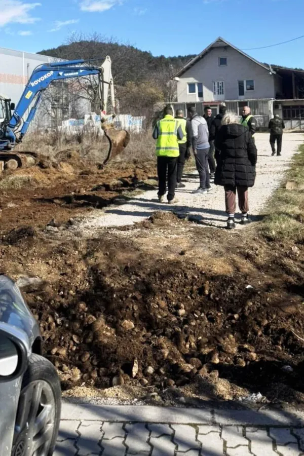Izgradnjom poslovnog objekta kompanije "Okov" Miju&scaron;kovići tvrde im je zatvoren put do kućnog praga