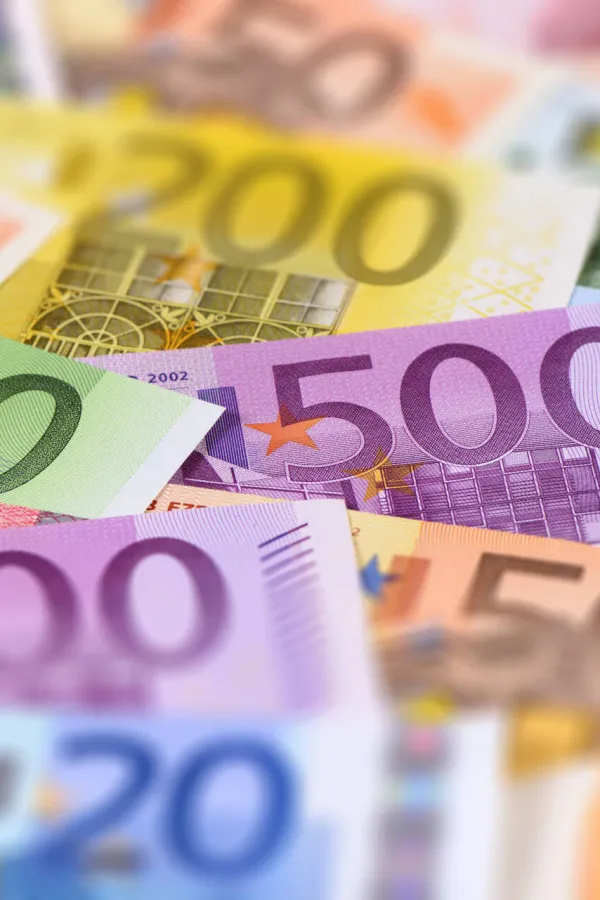 Mu&scaron;karci zarađuju u prosjeku preko pet hiljada EUR vi&scaron;e od žena