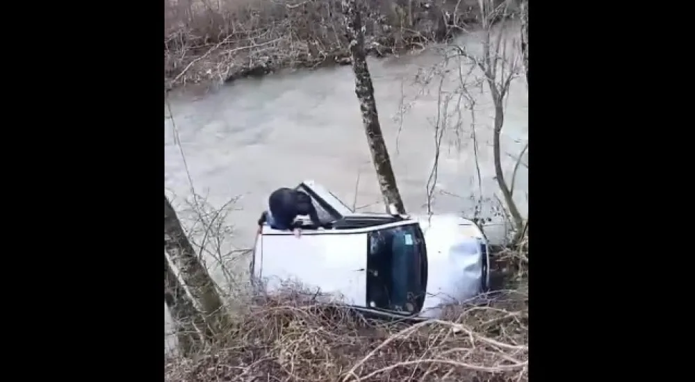(VIDEO) Bijelopoljac spasio mu&scaron;karca koji je kolima sletio u rijeku