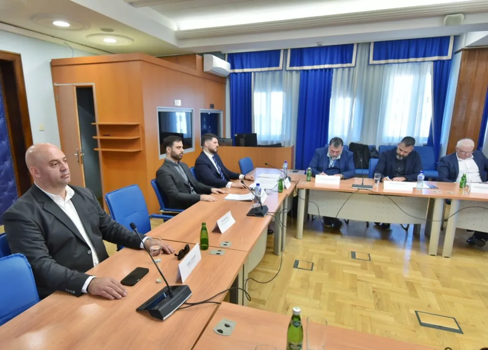 (UŽIVO) Radulović: Ne prodajemo aerodrome, dajemo ih u zakup na 30 godina