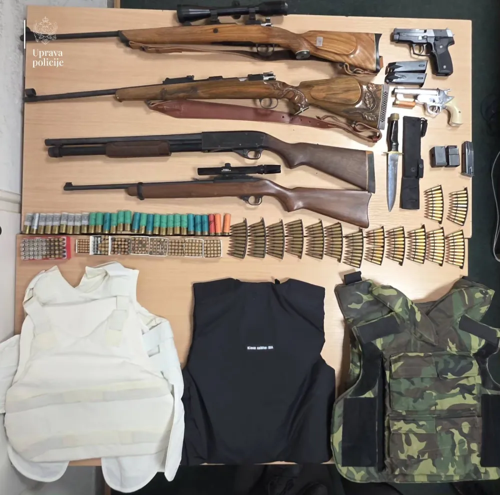 (FOTO) U kući Aca Đukanovića policija prona&scaron;la pu&scaron;ke, pi&scaron;tolje, pancire...