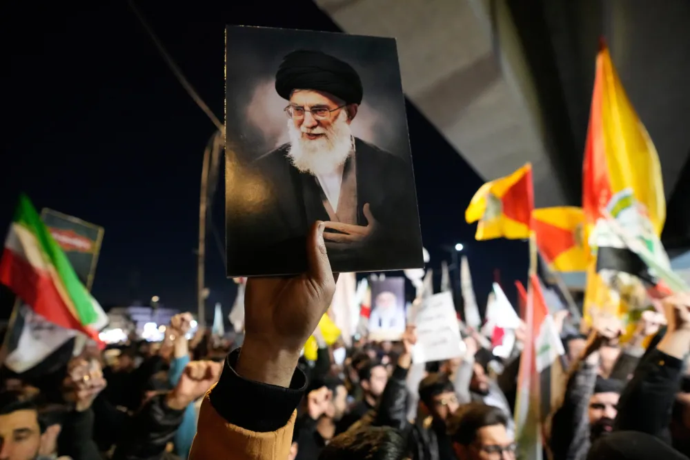 Protestant drži portret vrhovnog vođe Irana, Ajatolaha Alija Hameneja, tokom protesta protiv američkih i izraelskih napada na vi&scaron;e gradova &scaron;irom Irana, 28. februara (AP Photo/Hadi Mizban) Irak, Iran, SAD, Izrael, ratovi na Bliskom istoku