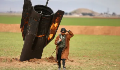 (FOTO) Iranska raketa završila na livadi u Siriji