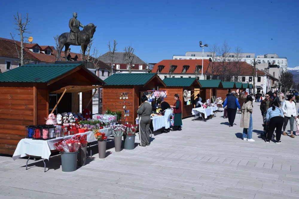 Osmomartovski bazar okupio 20 izlagača na nik&scaron;ićkom Trgu slobode