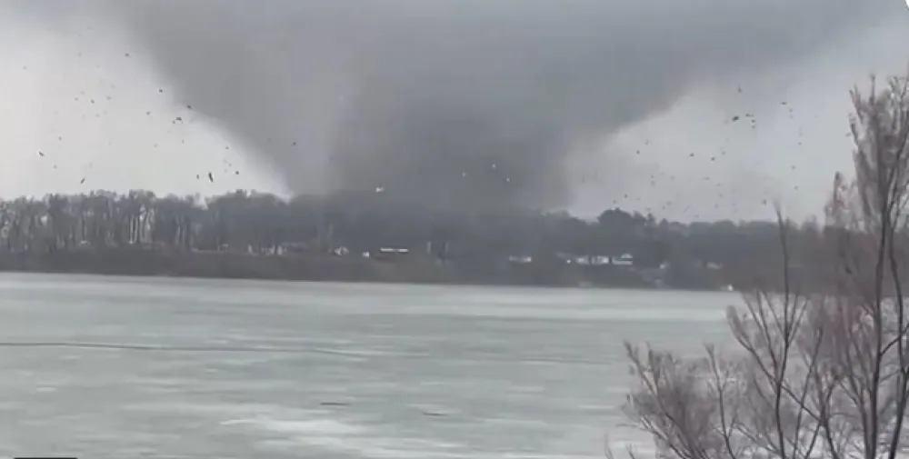 (VIDEO) Jaki tornado pogodio SAD, desetine povrijeđenih