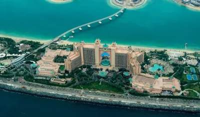 (VIDEO) Krhotine raketa oštetile luksuznu zgradu u Dubaiju: Dio grada hitno evakuisan