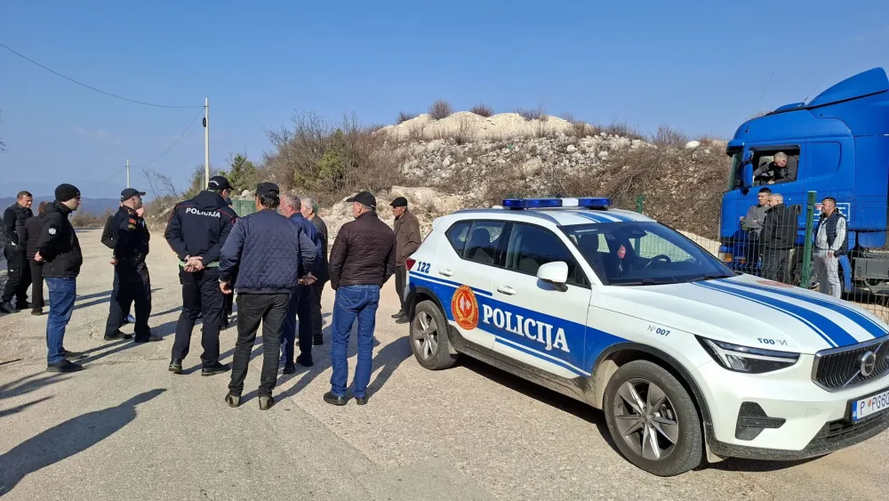 Mje&scaron;tani nijesu dozvolili izlaz kamionima iz rudokopa Zagrad: "Branićemo selo, pa makar nas svaki dan privodili"