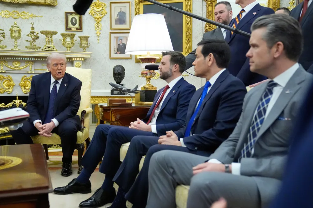 Tramp uveo bizaran trend za članove kabineta: Svi nose cipele koje im je on kupio, Rubiju su prevelike