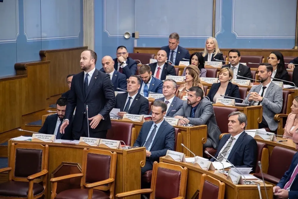 Klub poslanika DPS: Skandal na sjednici Parlamenta, većina na svim nivoima želi da ugu&scaron;i slobodnu riječ