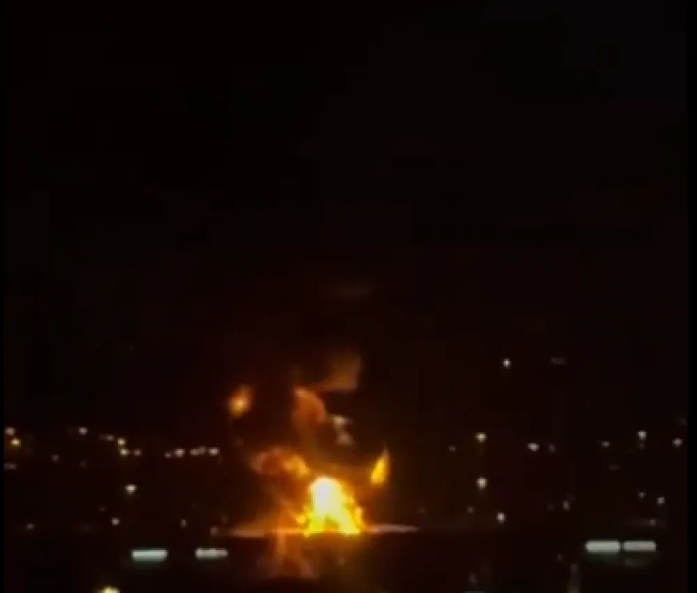 Požar kod aerodroma u Dubaiju nakon udara drona, obustavljeni letovi